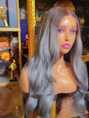 Perruque ondulée gris cendré